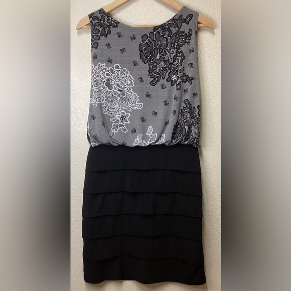 sleeveless open back unique floral Enfocus Studio - Picture 1 of 15